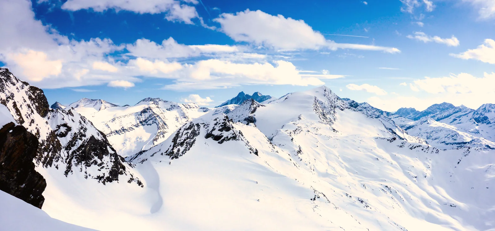 Schneebedecktes Bergpanorama in Österreich unter blauem Himmel