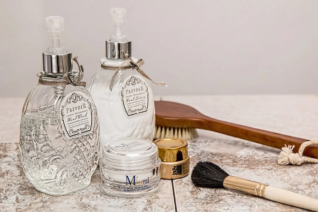 Auswahl an Kosmetikbehältern und Make-up-Pinseln