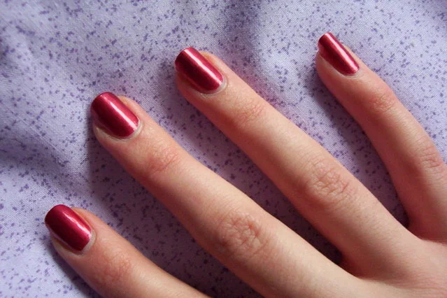 Kurze Nägel mit rotem Nagellack
