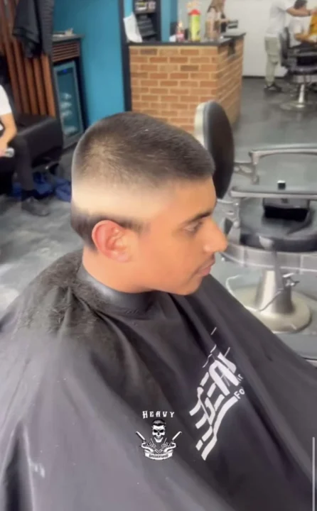 Mann mit sehr kurzem Buzz Cut und kürzeren Seiten im Friseurstuhl