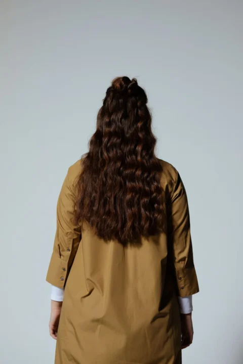 Rückansicht mit langen dunkelbraunen welligen Haaren
