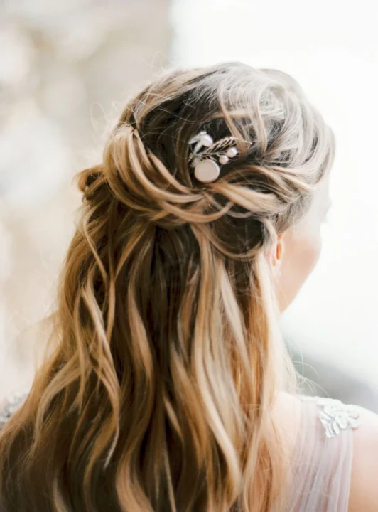 Halboffene blonde Frisur mit am Hinterkopf befestigtem Haarschmuck