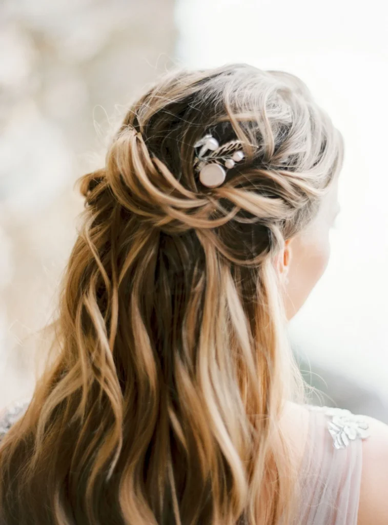 Halboffene blonde Frisur mit am Hinterkopf befestigtem Haarschmuck
