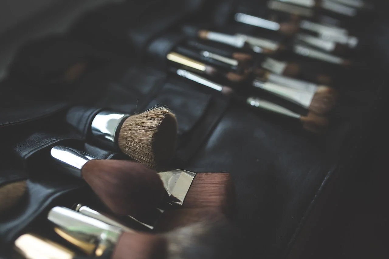 Make-up-Pinsel in einer sortierten Werkzeugmappe