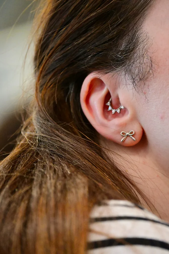Ohr mit Schmuck im Läppchen und vorderen Ohrbereich