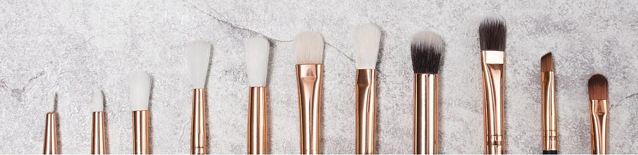 Unterschiedliche Make-up-Pinselköpfe in einer Reihe