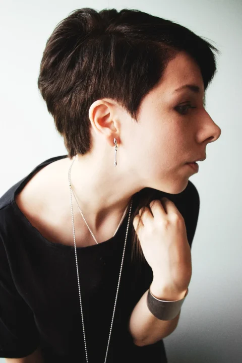 Pixie Cut mit kurzem Nacken und längerem Deckhaar