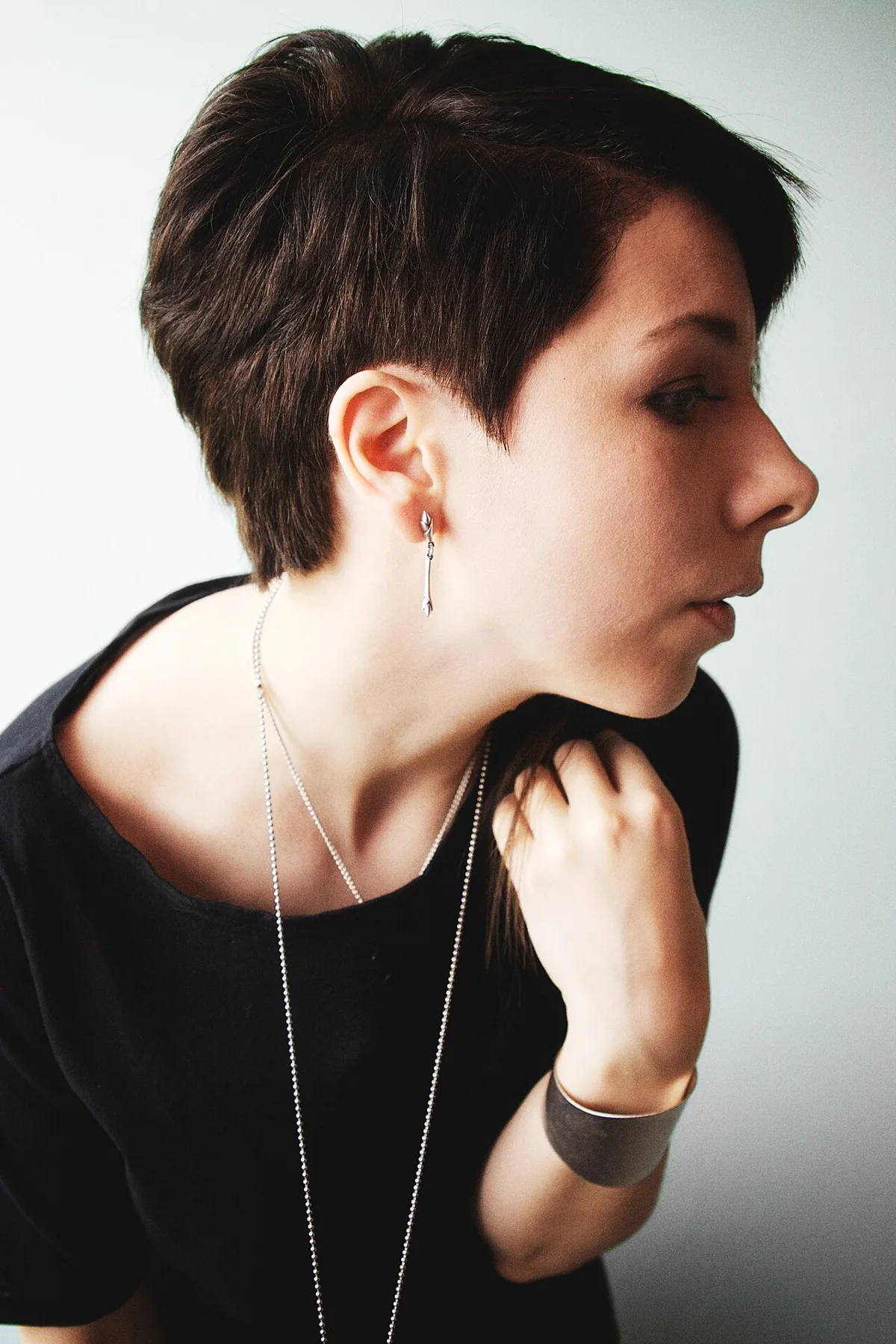 Pixie Cut in Seitenansicht mit kurzem Nacken und längerem Deckhaar
