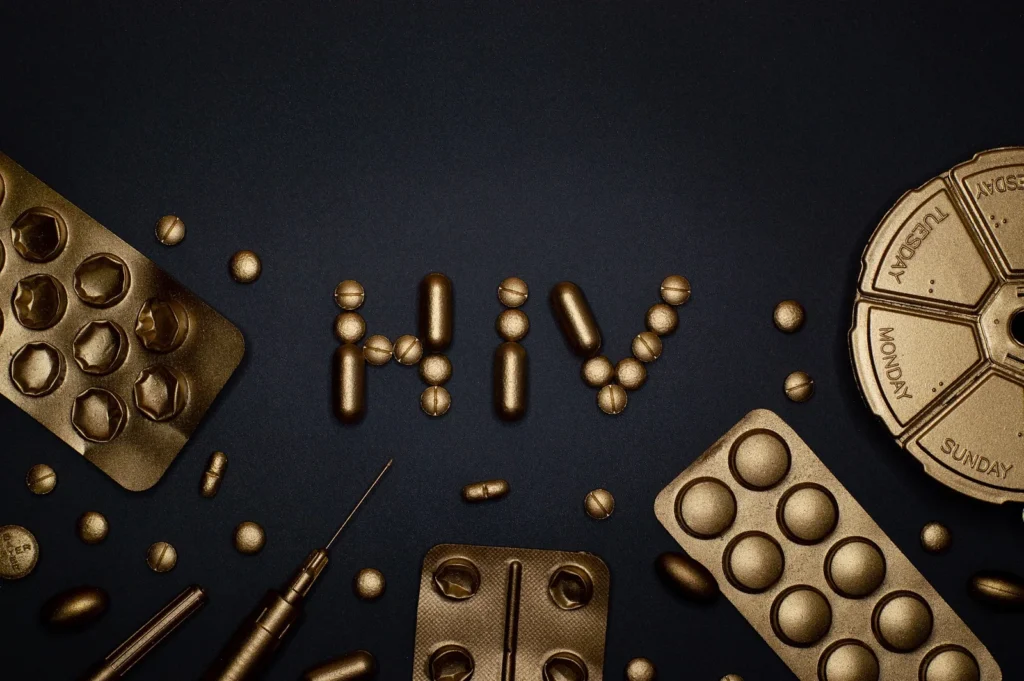 Symbolmotiv mit Tabletten und den Buchstaben HIV