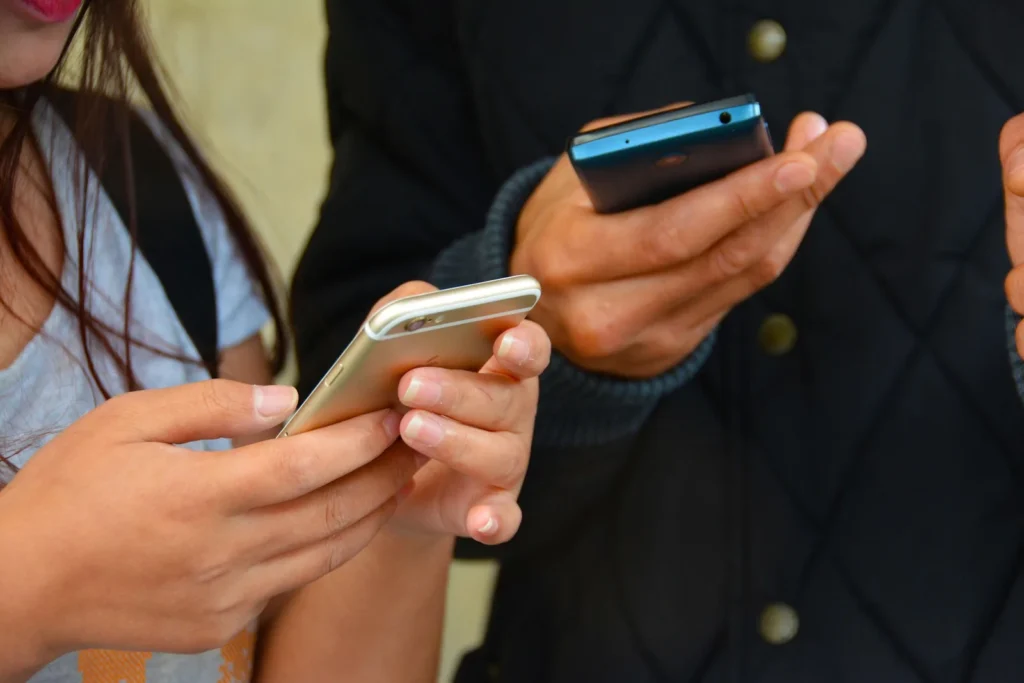 Zwei Menschen halten Smartphones in den Händen