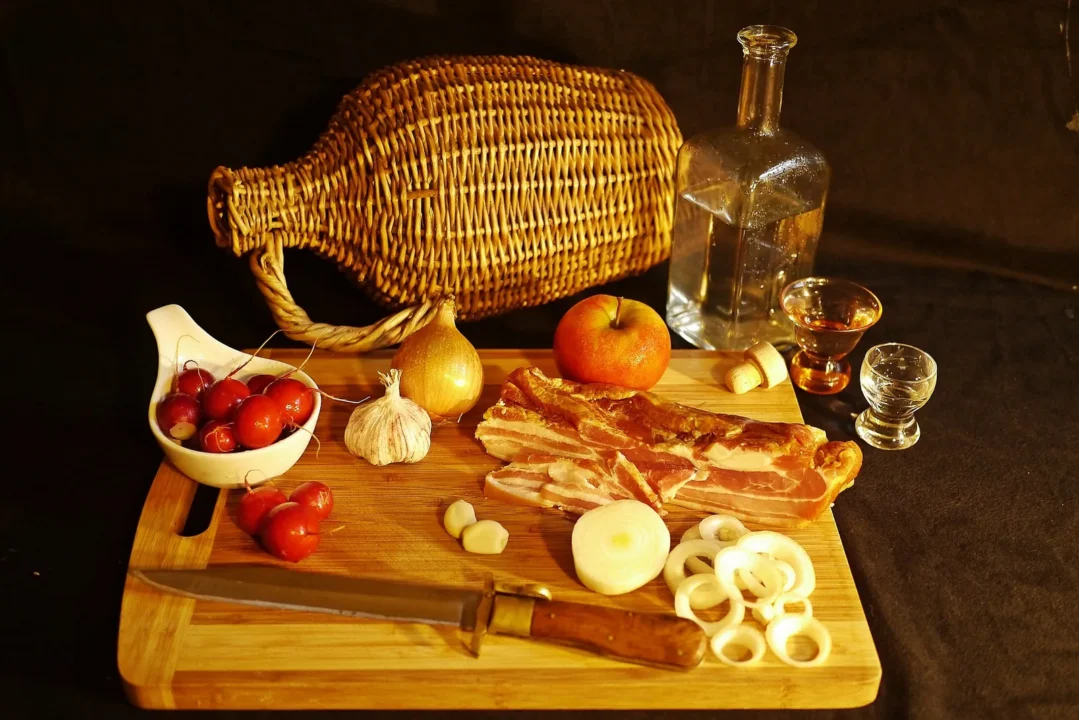 Stillleben mit Brot, Eiern, Obst und weiteren Lebensmitteln