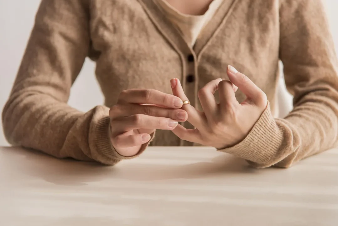 Nahaufnahme von Händen bei der Betrachtung eines Fingers