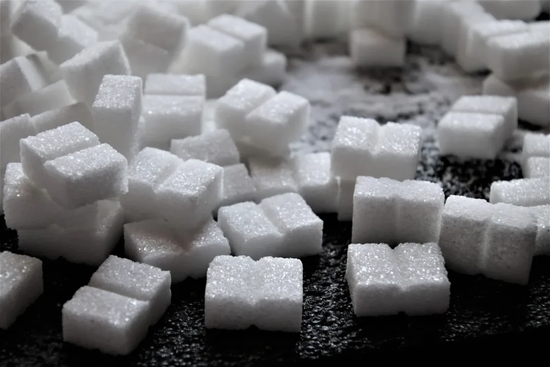 Weiße Zuckerwürfel auf dunklem Untergrund