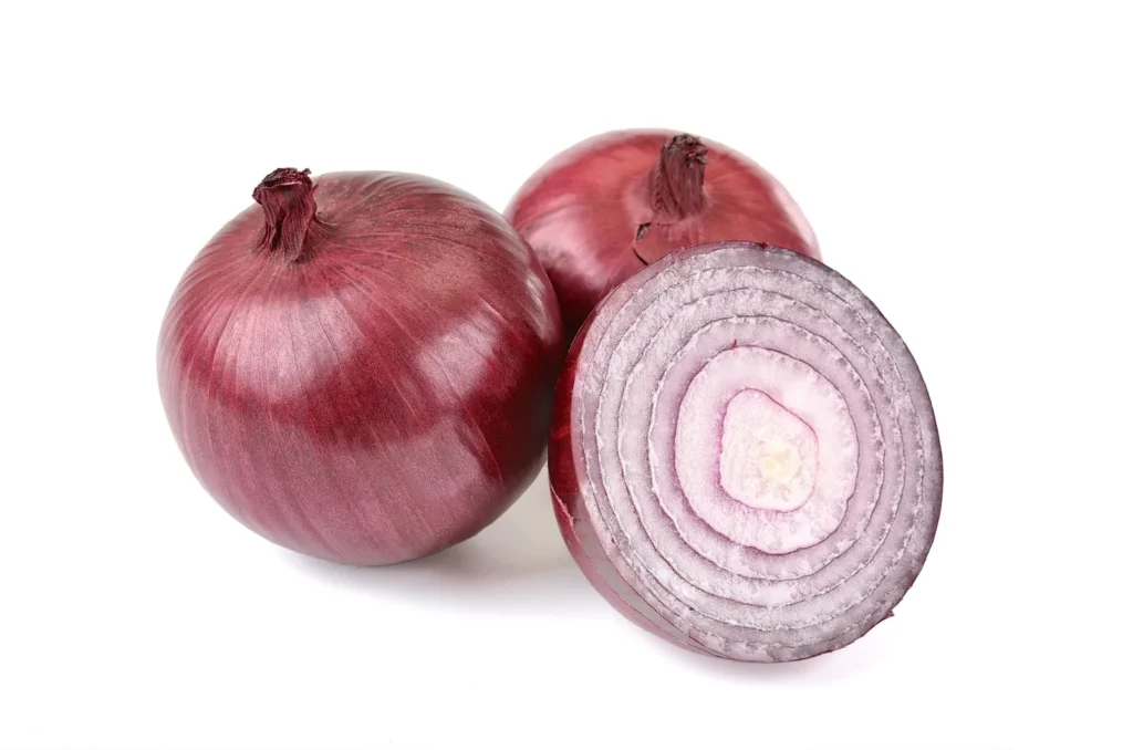 Ganze und aufgeschnittene rote Zwiebeln
