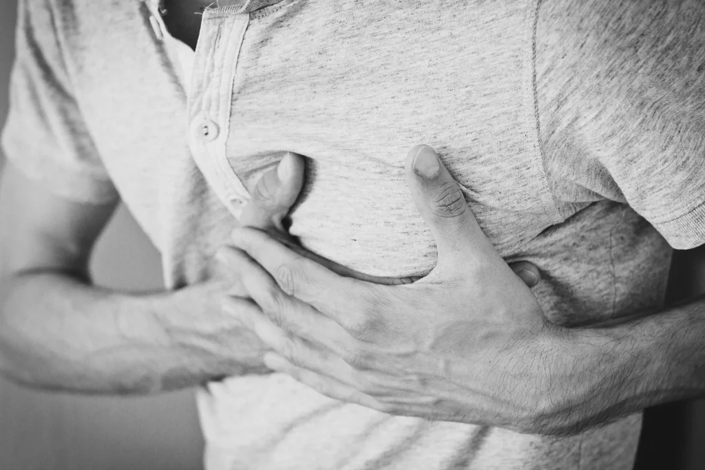Oberkörper einer Person mit Hand auf der Brust