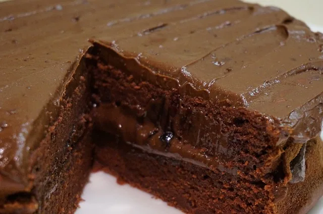 Angeschnittener Schokoladenkuchen mit Schokoladenguss