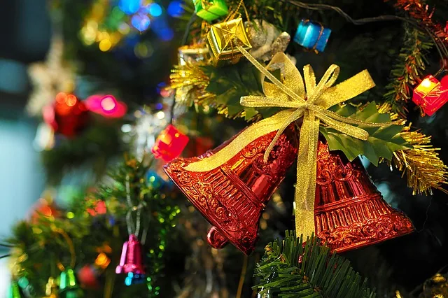 Rote Glocken und goldene Schleife als Weihnachtsdekoration