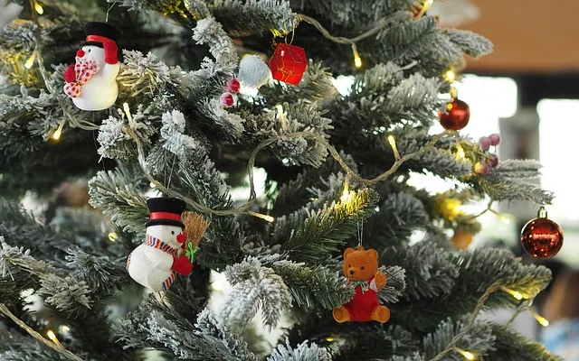 Geschmückter Weihnachtsbaum mit roten und goldenen Kugeln