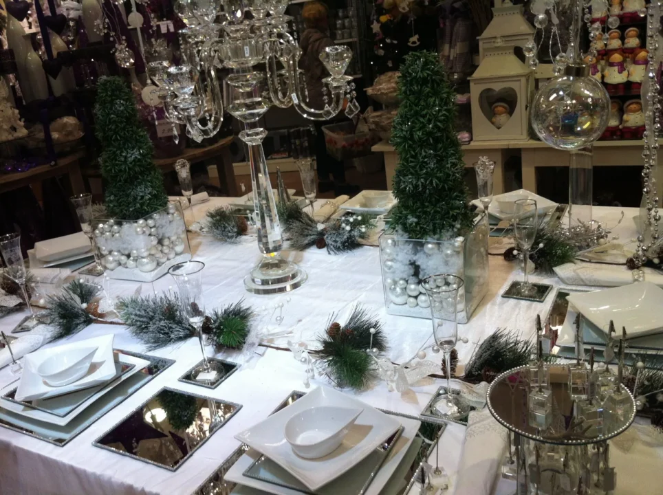 Festlich gedeckter Weihnachtstisch
