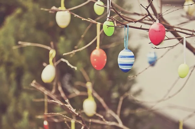 Bunte Osteranhänger an Zweigen