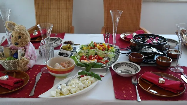 Gedeckter Frühstückstisch mit Speisen und Getränken