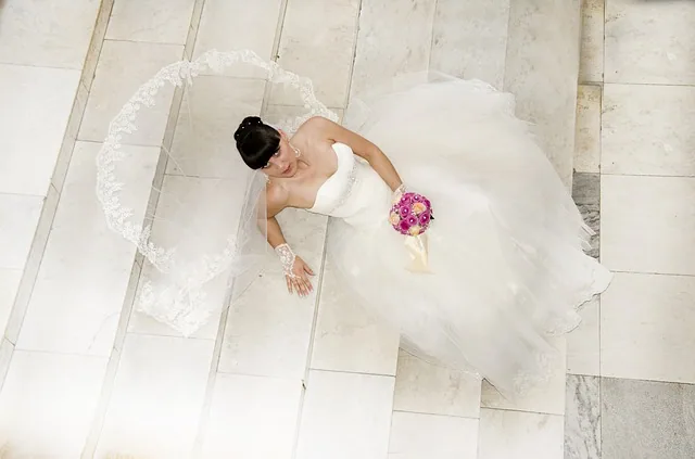 Braut in einem hellen Kleid von oben fotografiert