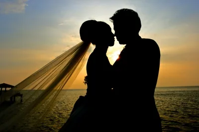 Silhouette eines Brautpaars bei Sonnenuntergang