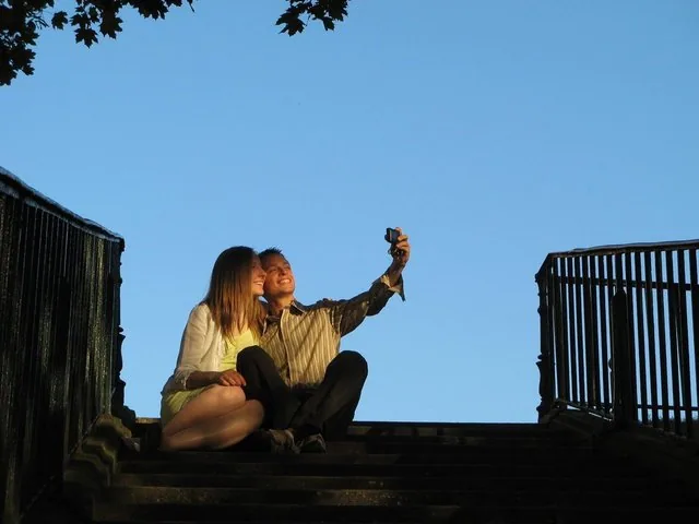 Zwei Frauen sitzen gemeinsam auf einer Parktreppe