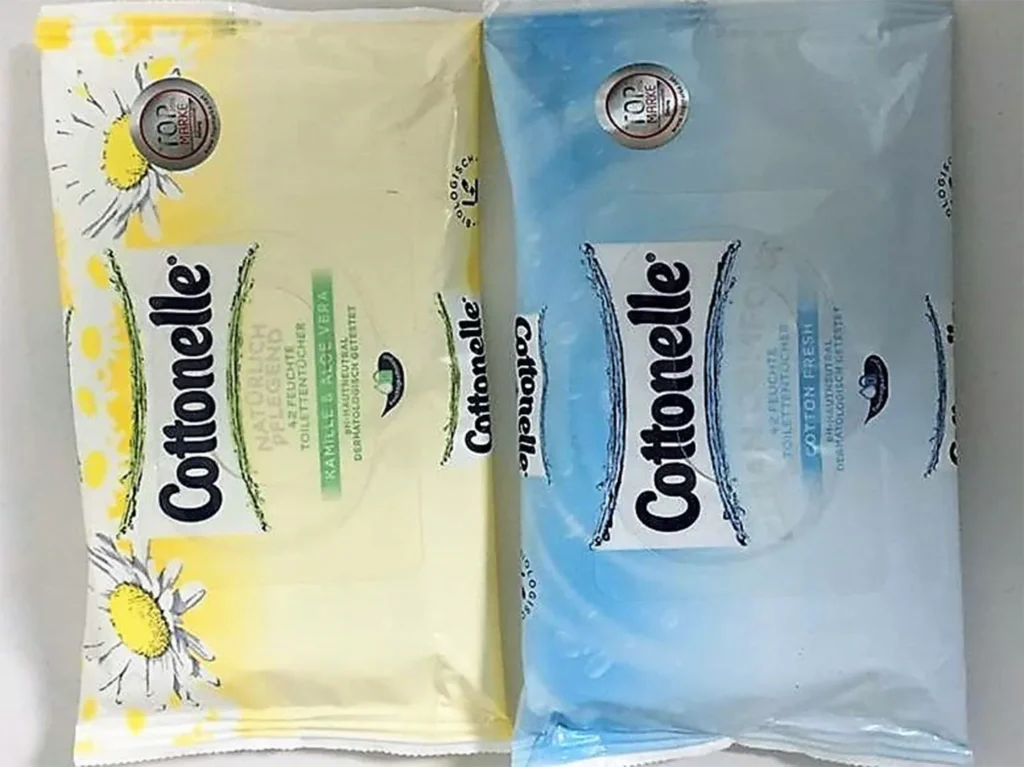 Zwei Packungen Cottonelle-Toilettenpapier