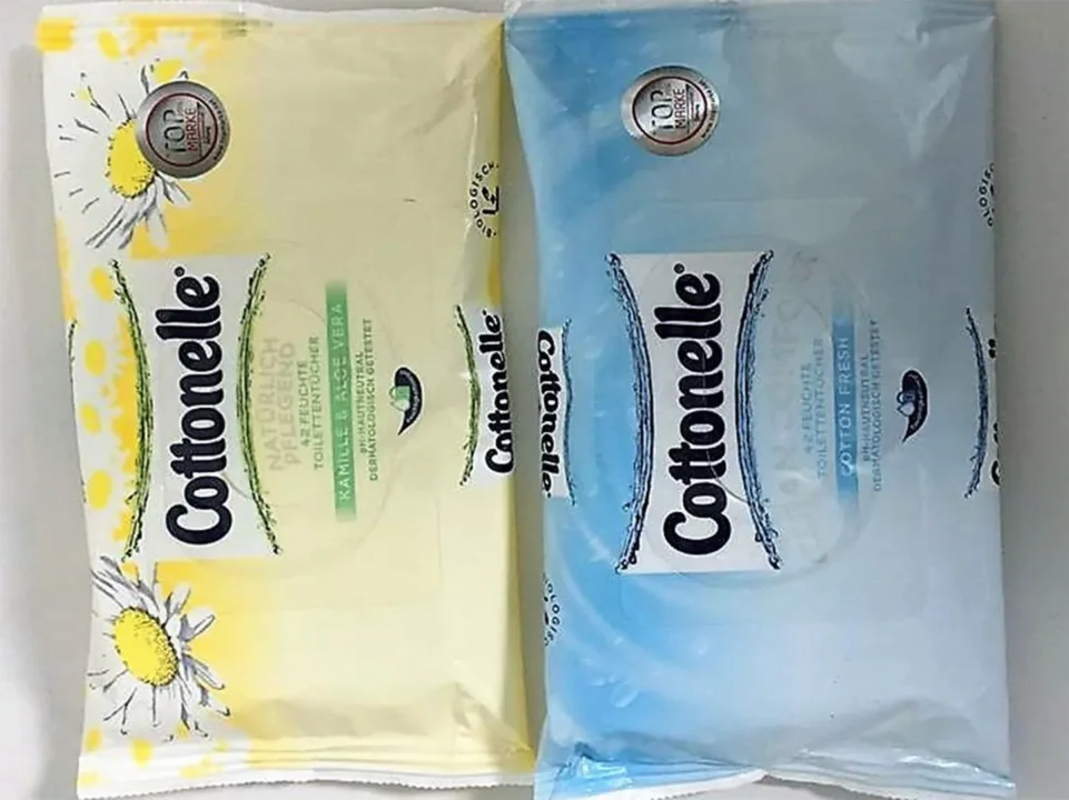 Zwei Packungen Cottonelle-Toilettenpapier