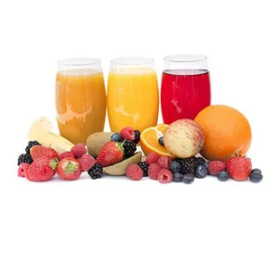 Smoothies und verschiedene Früchte