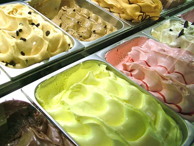 Verschiedene Eissorten in einer Verkaufstheke
