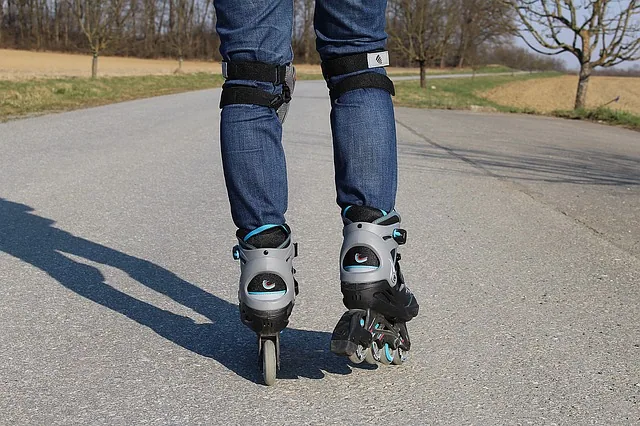 Person mit Inlineskates auf einem asphaltierten Weg