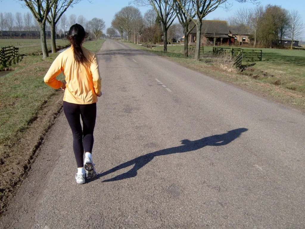 Frau läuft auf einem Weg im Freien