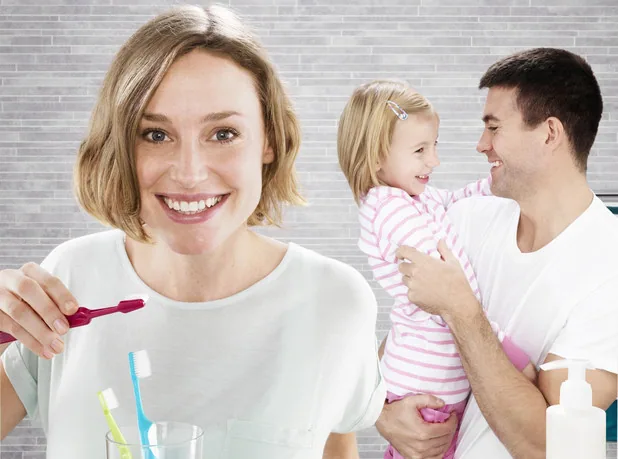 Familie mit Zahnbürsten und Zahnpflegeprodukten