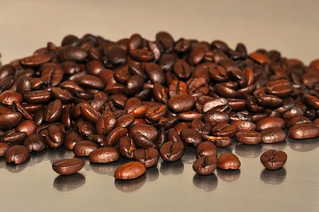 Geröstete Kaffeebohnen auf einer hellen Fläche