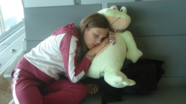 Schlafendes Kind mit einem Stofftier