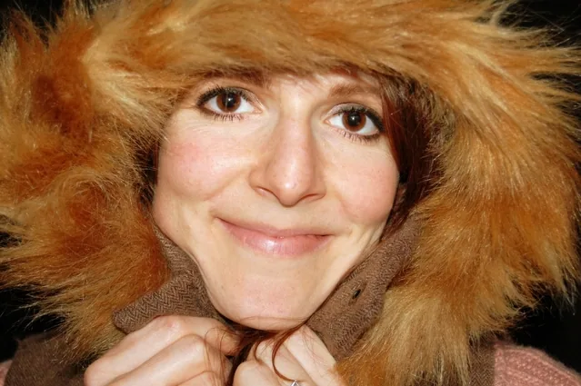 Frau in einem braunen pelzartigen Kleidungsstück