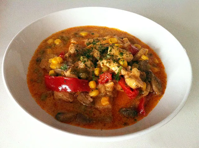 Hähnchen-Paprika-Ragout auf einem weißen Teller