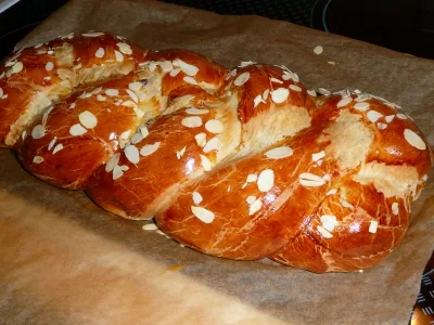 Goldbrauner Hefezopf mit Hagelzucker
