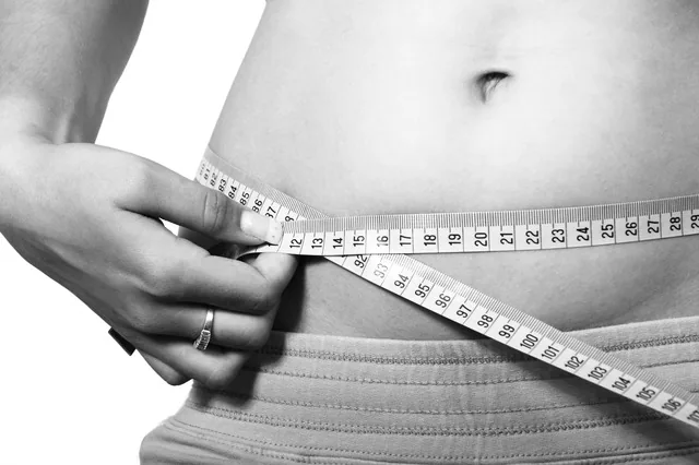 Maßband um eine Taille