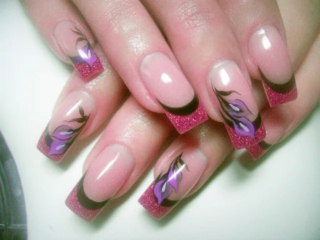 Fingernägel mit aufwendigem rosa Nageldesign