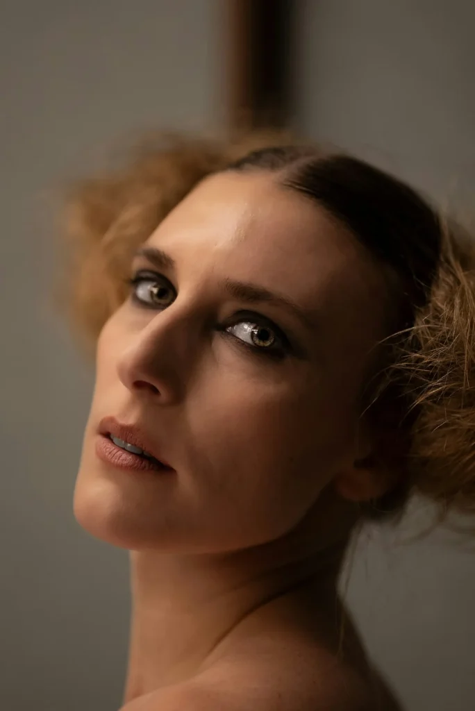 Porträt mit dunkel ausgeblendetem Augen-Make-up