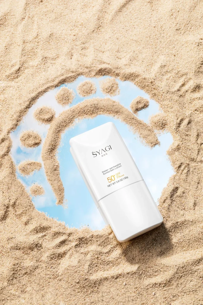 Weiße Sonnencreme-Flasche mit Aufdruck SPF 50+ auf Sand
